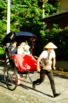 残暑の鎌倉で頑張る人力車～ラブラブピース  DSC08638