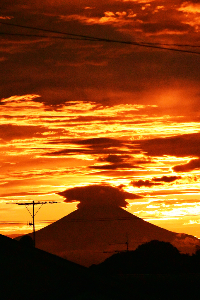 神々しい夕焼け空と富士 ④
