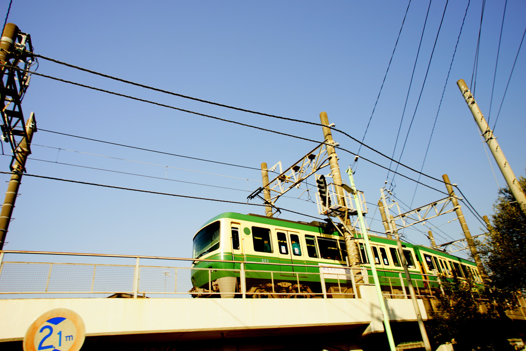 気配を感じさせないように鉄橋を渡って来た江ノ電