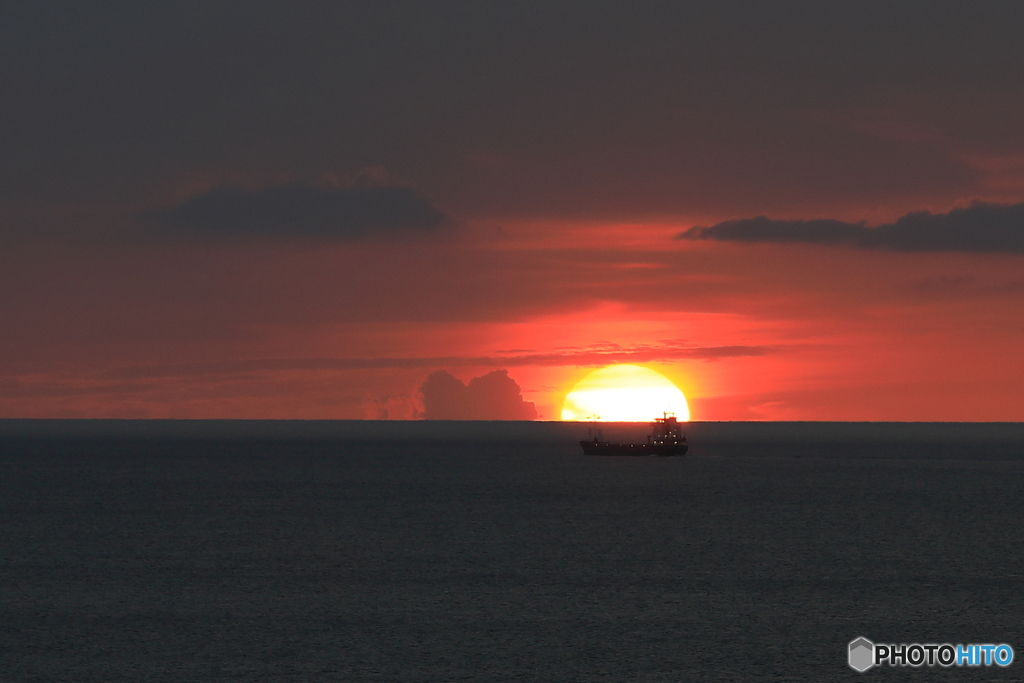 夕日と船