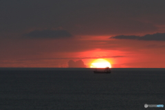 夕日と船
