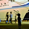 海王丸の前で　母はどこ？