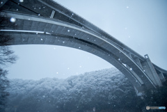 アーチ橋に降り注ぐ雪
