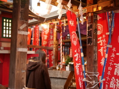 酉の市脇でお祈り