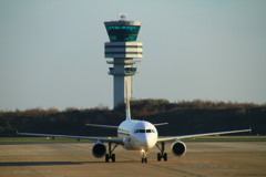 管制塔と飛行機
