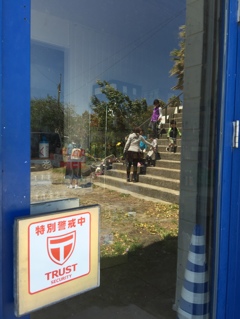 強風の中の特別警戒