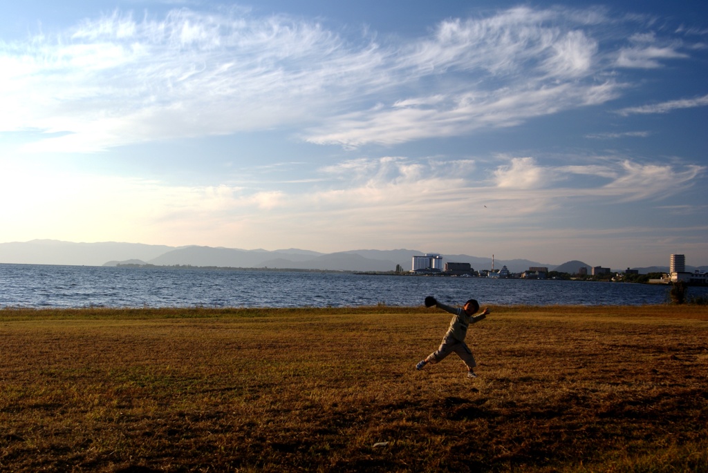空に向かって投げる