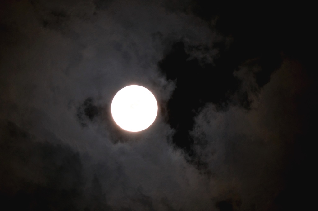 Super Moon 雲間に輝く 