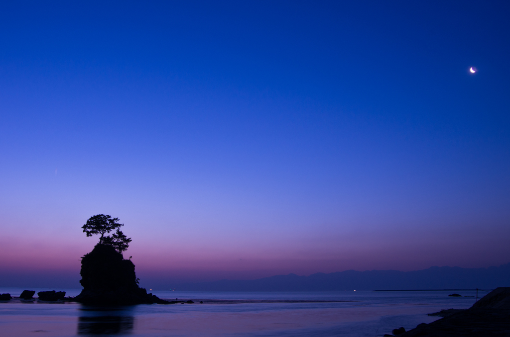 初夏の雨晴、夜明け前