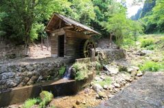刈安山の小さな水車小屋