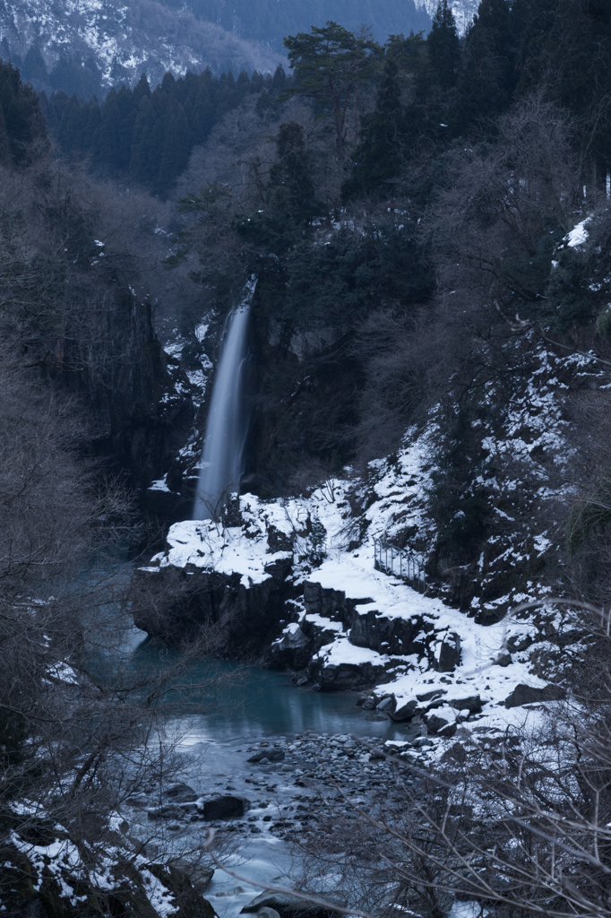 冬の綿ヶ滝展望台（手取峡谷より）