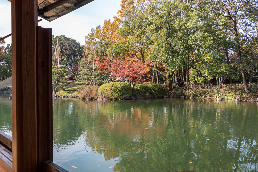 櫛形ノ御間からの風景（養浩館庭園より）