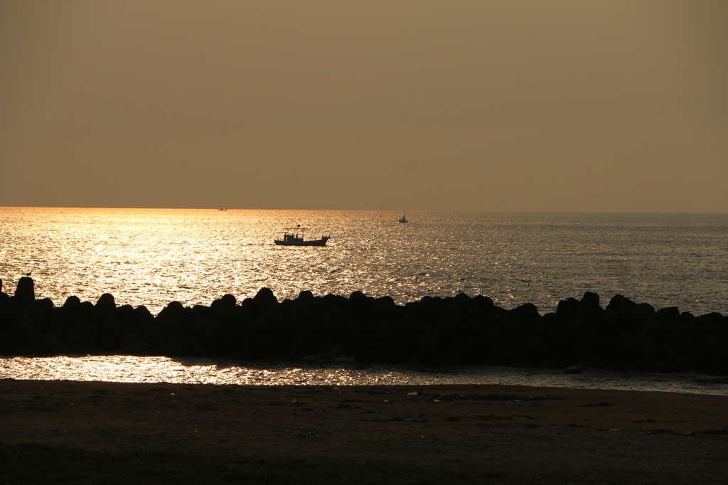 夕暮れの塩屋海岸~釣り船~