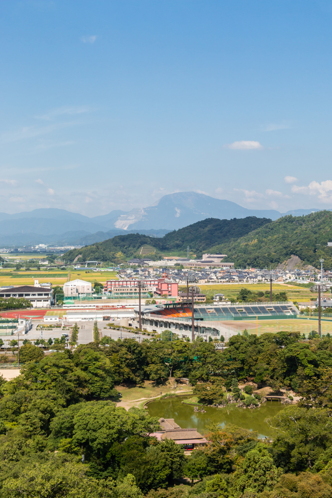 玄宮園と伊吹山（彦根城めぐりより）