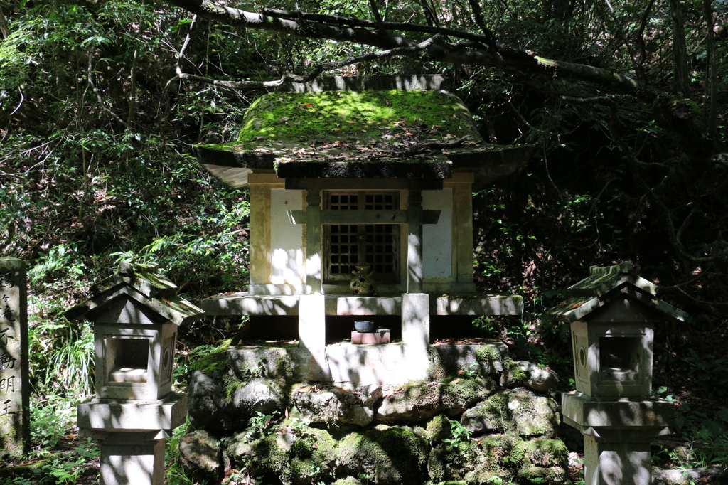 鶴ヶ滝不動明王（鶴ヶ滝より）