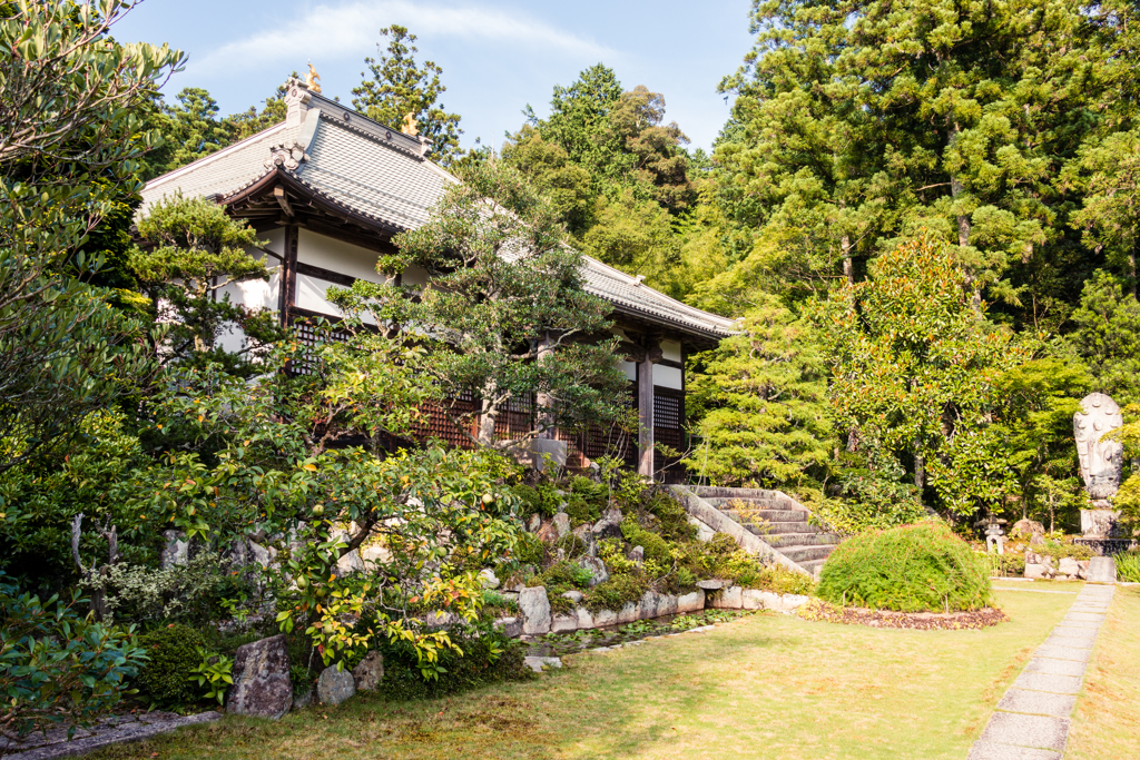 本堂（石塔寺より）