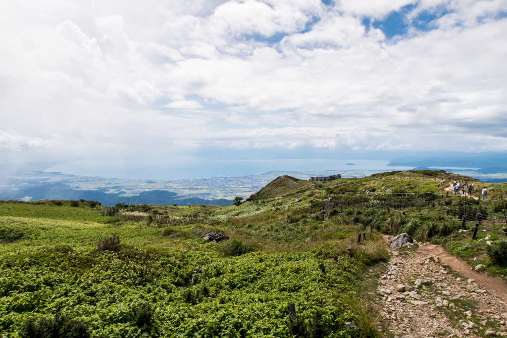 西登山道を見下ろす（夏の伊吹山より）