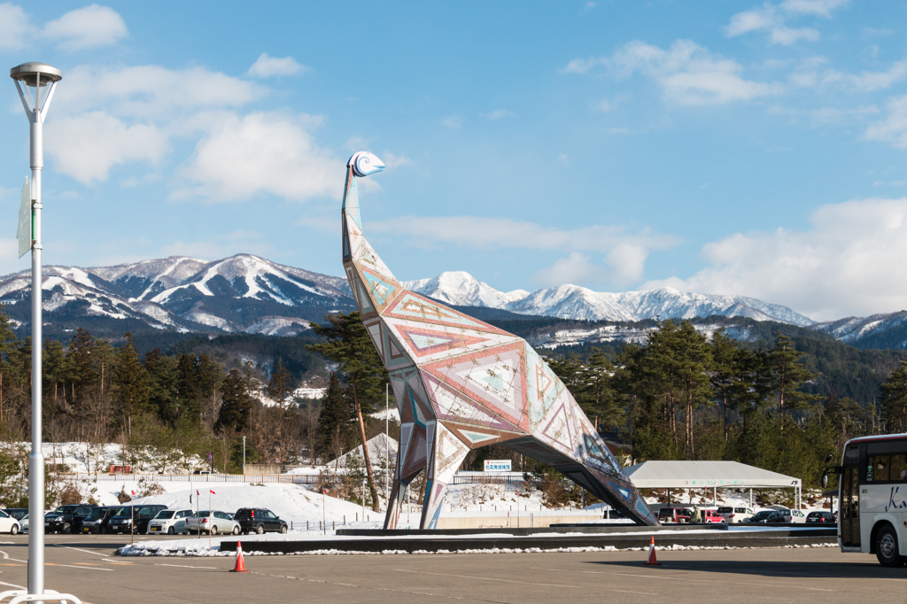 恐竜のオブジェと雪山の風景（福井県立恐竜博物館より）