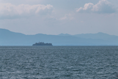 遠くに見える多景島（琵琶湖に浮かぶ竹生島より）