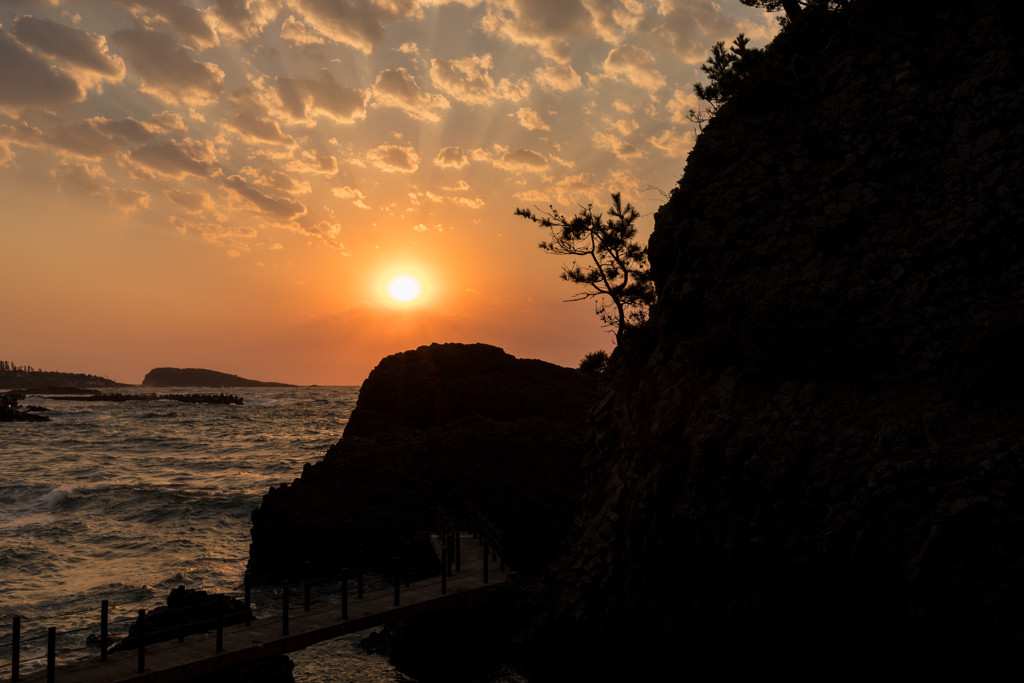 巨岩の夕景