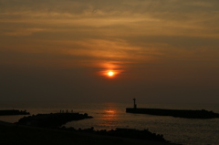 夕暮れの塩屋海岸~防波堤と釣り人たち~