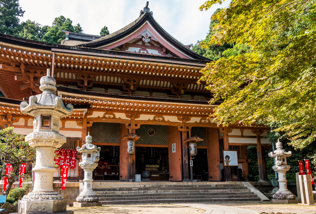 宝厳寺本堂（琵琶湖に浮かぶ竹生島より）