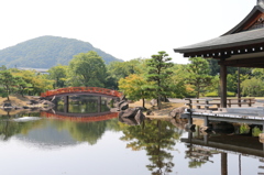 紫式部公園－対岸からの橋と釣殿・寄り