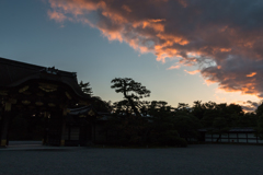 唐門と夕焼けの雲