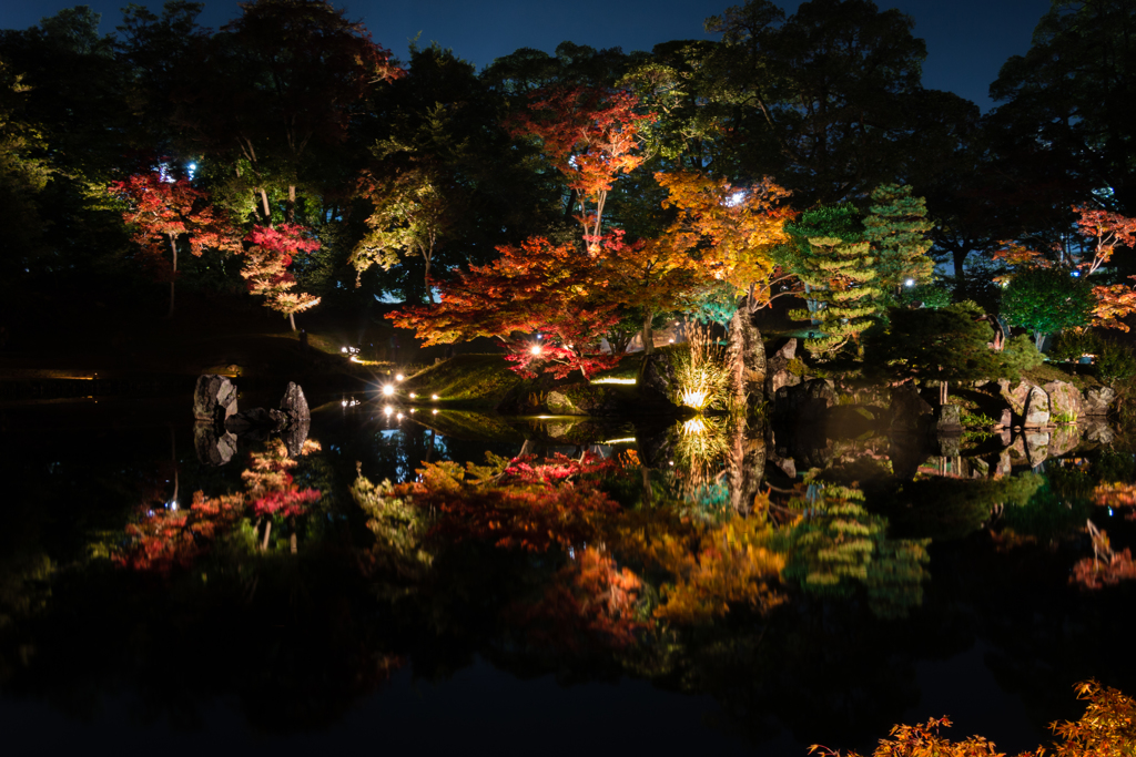 錦秋の龍臥橋から見る風景(玄宮園より）