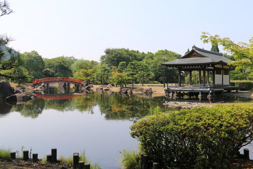紫式部公園－対岸からの橋と釣殿