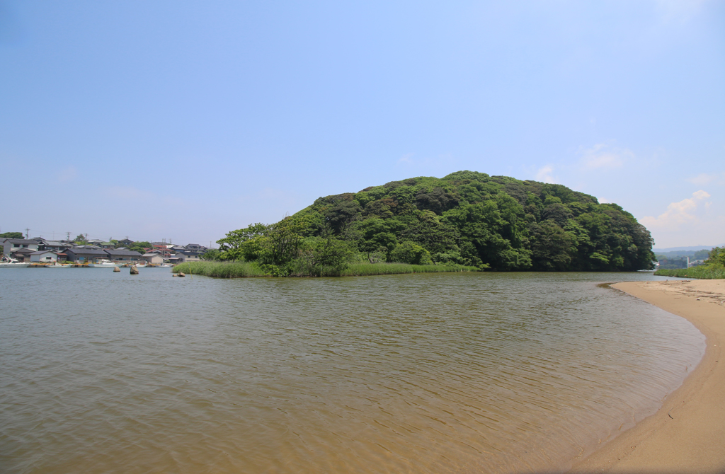 川に浮かぶ島（鹿島の森より）