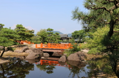 紫式部公園－中島に架かる橋と釣殿（つりどの）
