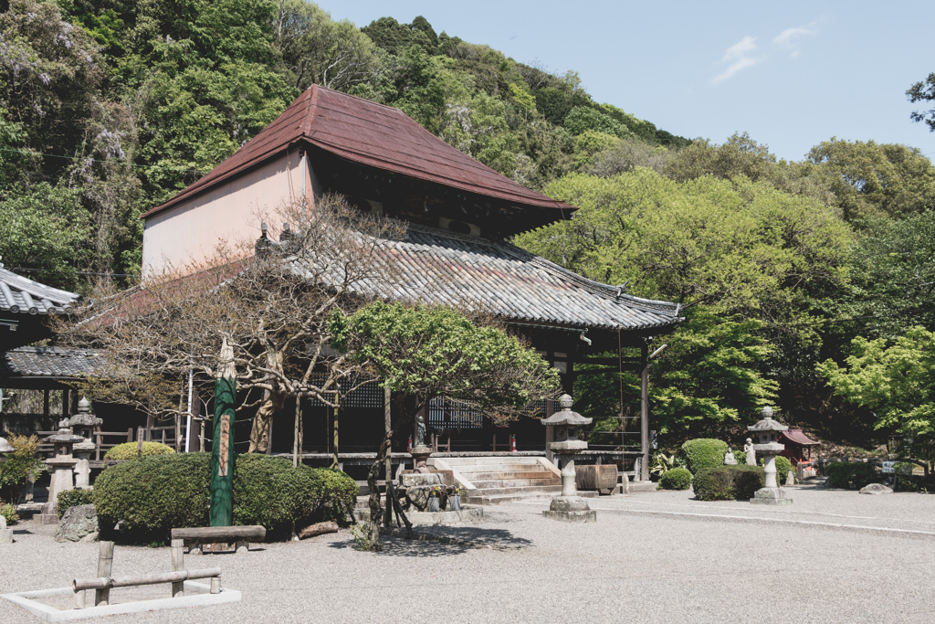 鉛筆供養の寺（水口岡山城跡より）