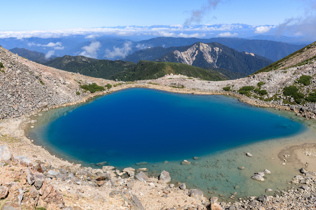 白山の青い池