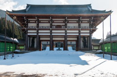 山門から見える中門（バブルの遺産・大師山清大寺より）