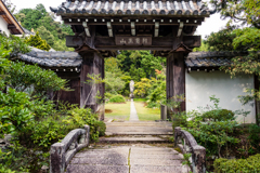 山門（石塔寺より）