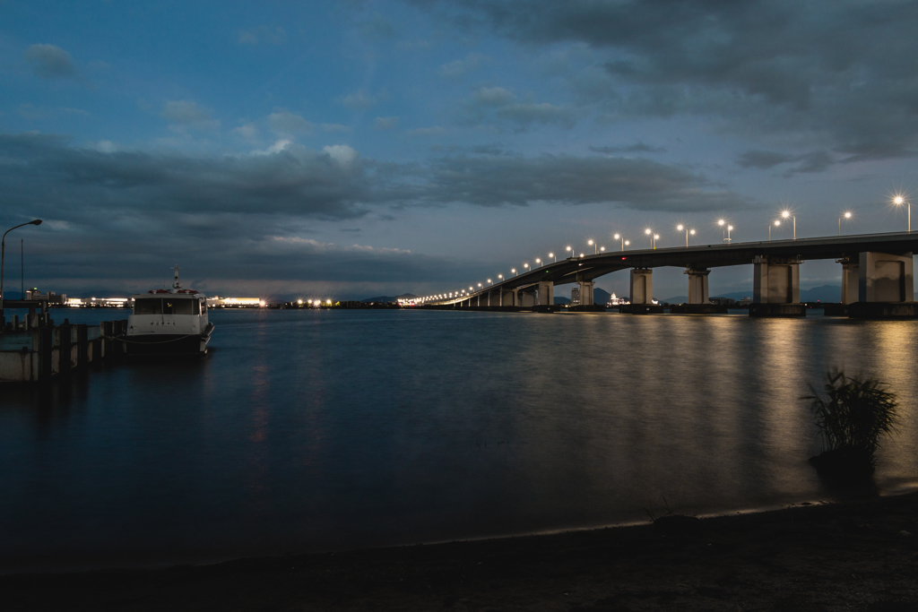 琵琶湖大橋午後７時３０分（夏の琵琶湖畔より）