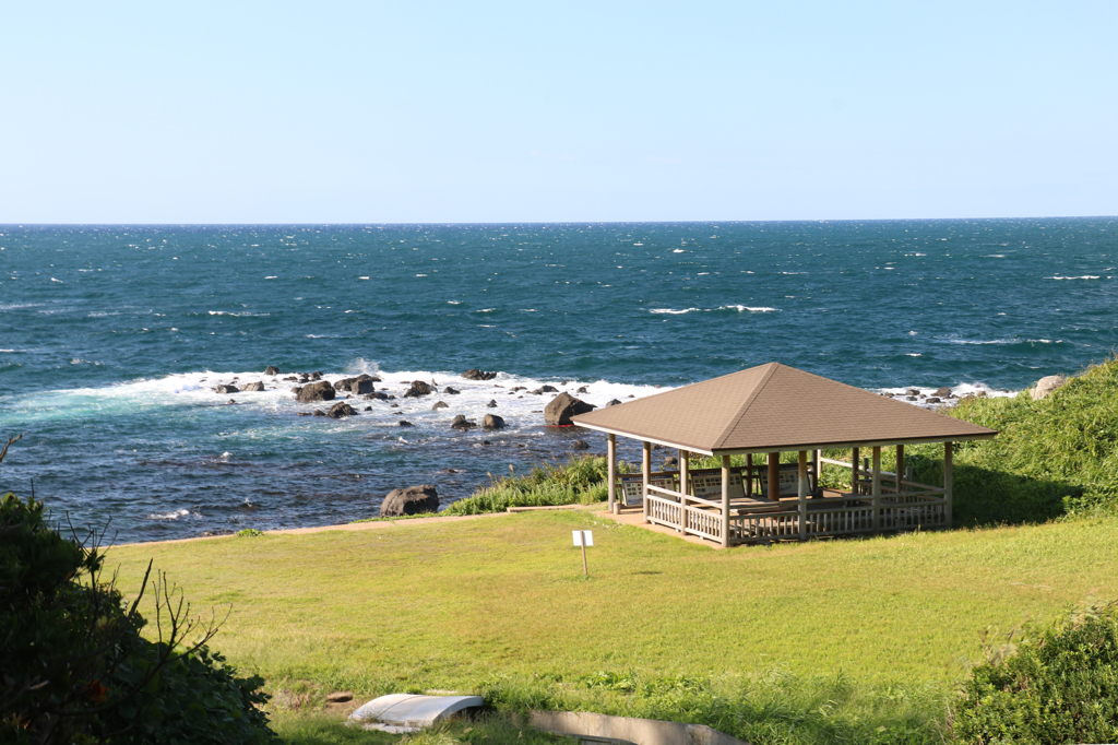 海の傍の休憩所（二の浜海岸より）