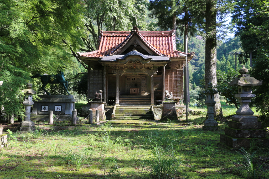 山里の小さな荒谷神社（鶴ヶ滝より）