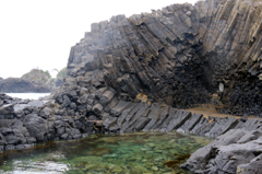 潮だまりと小さな観音様（越前松島水族館より）