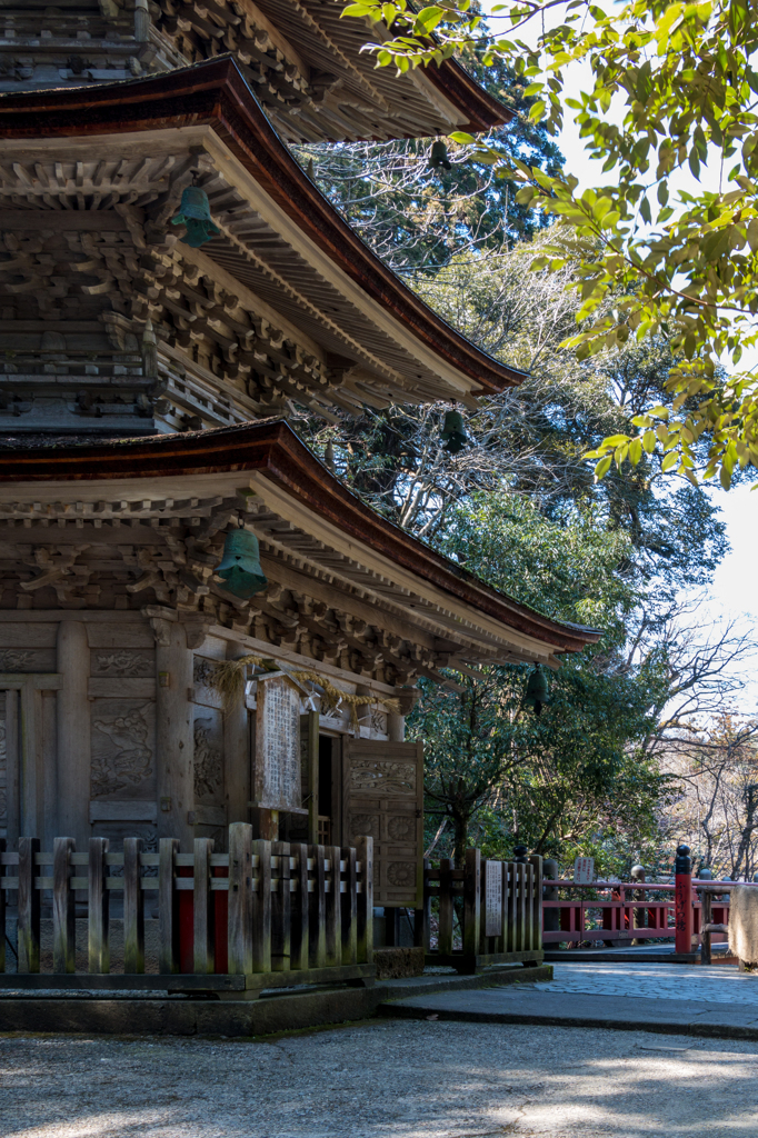 三重の塔と楓月橋（初春の那谷寺より）