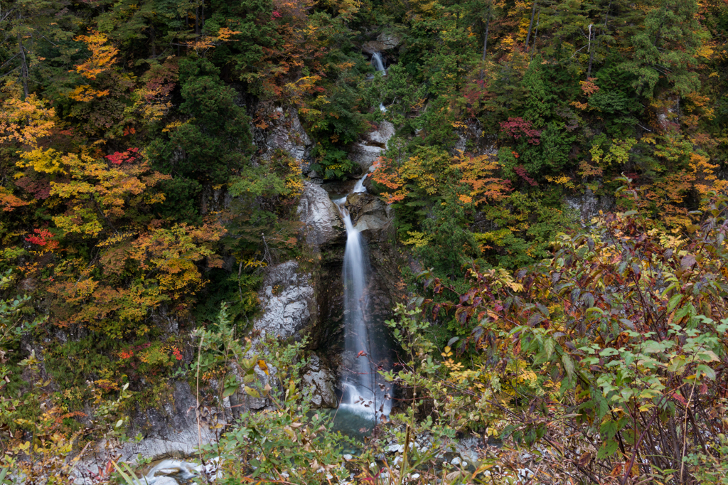 岩底（かまそこ）の滝１（2015秋の白山白川郷ホワイトロードより）