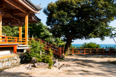 琵琶湖が見えるお寺（夏の海津大崎より）