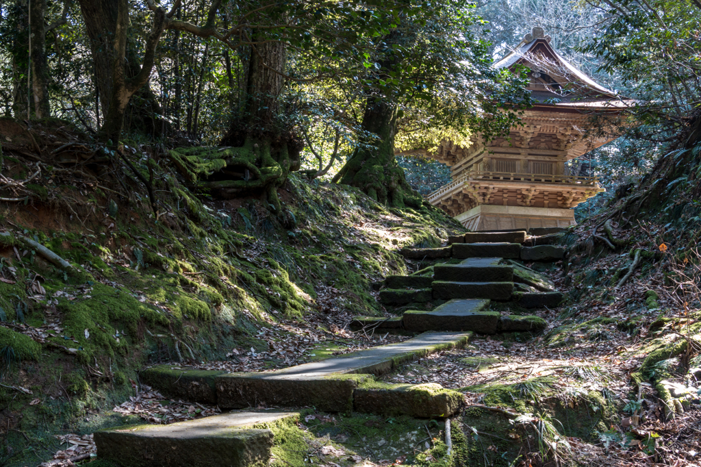 山の中の鐘楼（初春の那谷寺より）