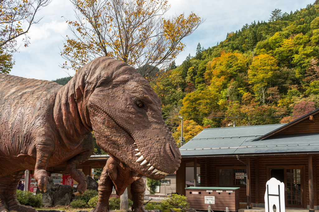 恐竜と紅葉その３（2015秋の九頭竜湖より）