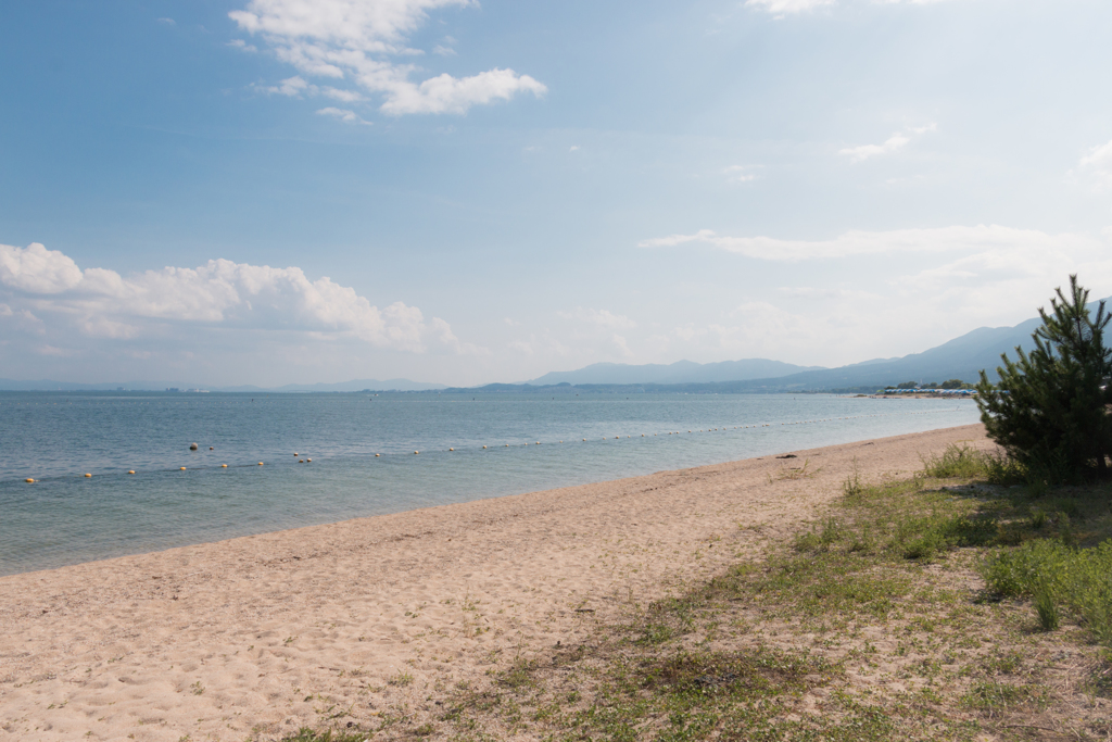 雄松崎の砂浜２（夏の琵琶湖畔より）