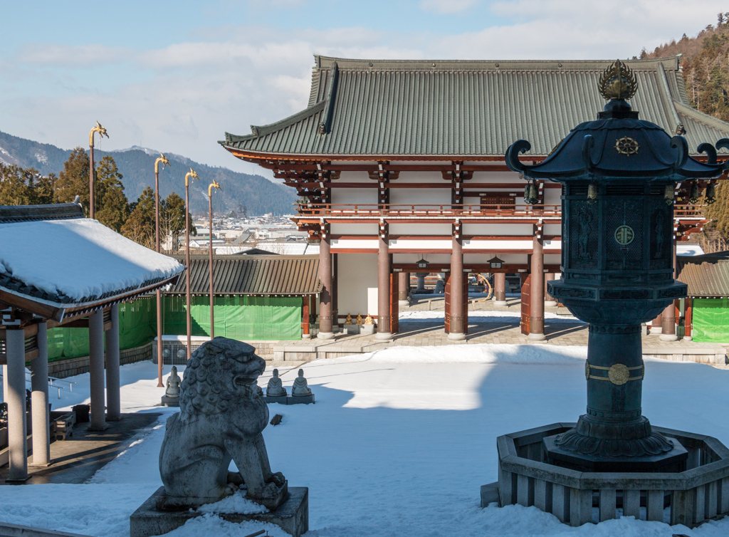 大仏殿から中門を見下ろす（バブルの遺産・大師山清大寺より）