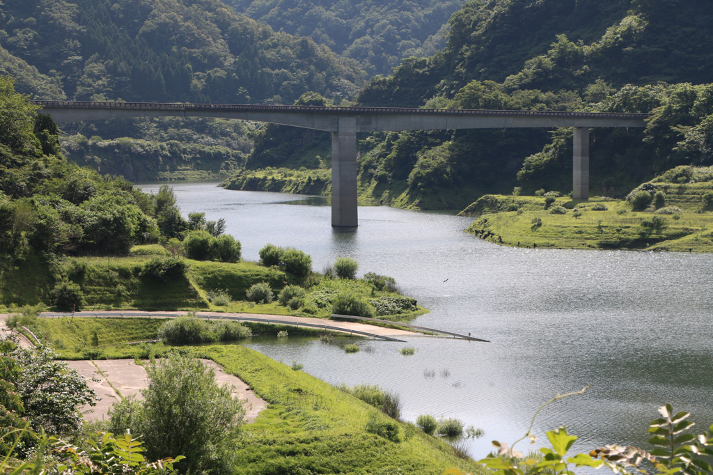 日置大橋と片谷（へぎだに）町に続く道
