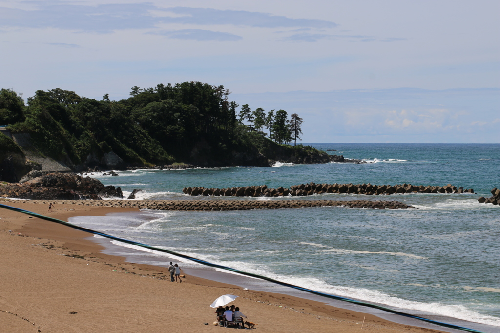 電線が邪魔だよ。（浜地海水浴場より）