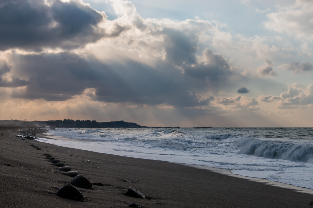 光差す塩浜の海（加賀海岸より）